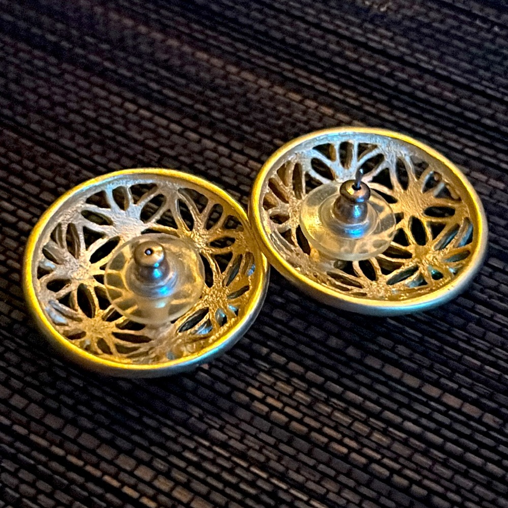 VTG Pair filigree Gold Metal Disk Earrings - Picture 8 of 8